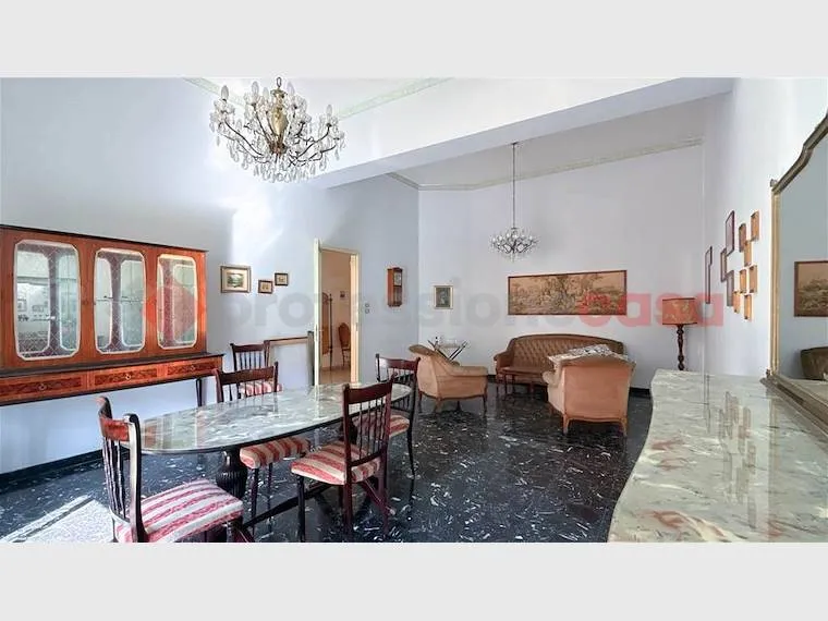 Salle à manger - Five-bedroom Apartment in Syracuse