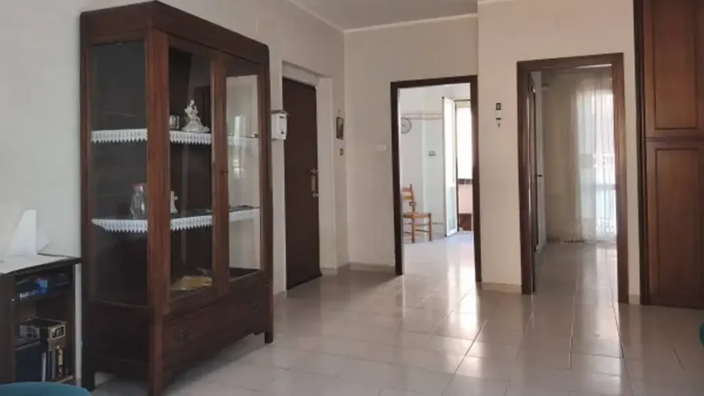 Esik - Bright Trilocale with Balcony in Cosenza