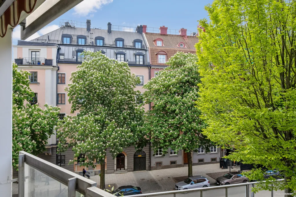 Rõdu - Corner Apartment with Sunny Balcony at Karlaplan