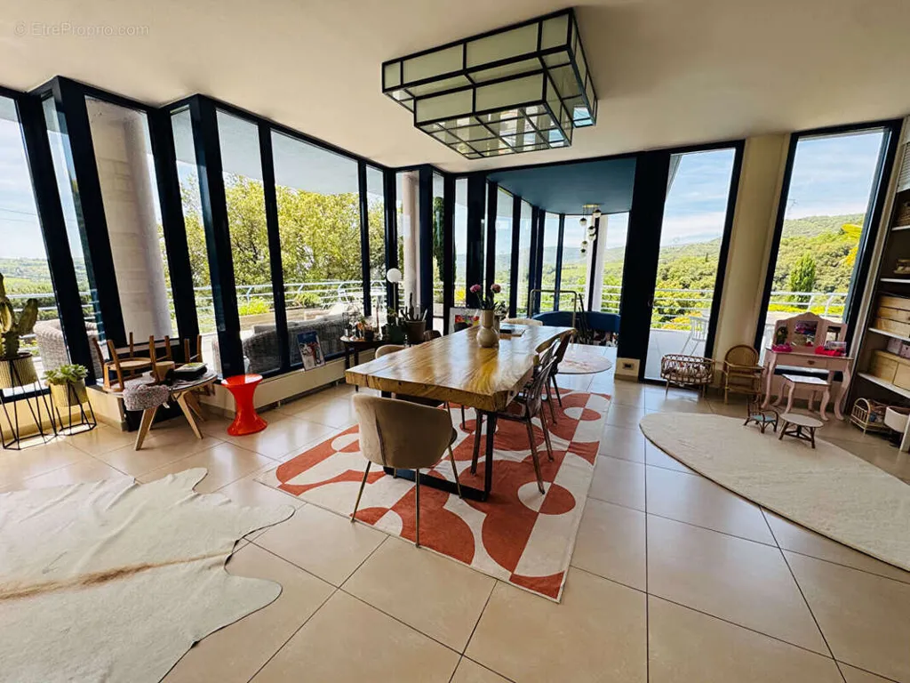 Salle à manger - Villa Contemporaine avec Piscine et Vue Dégagée