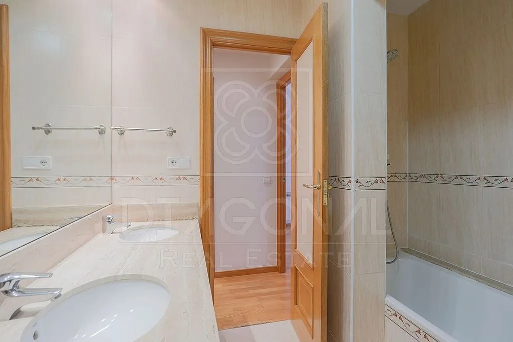 Bathrooms - 3-Bed Apartment with Garden View in La Nova Esquerra