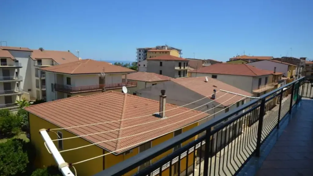 Rõdu - Four-Room Apartment with Balcony in Crosia