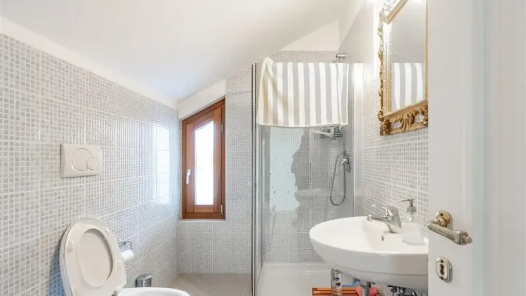 Salles de bain - Spacious Apartment with Garden in Montignoso