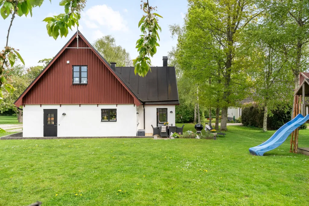 Aed - Traditional-Style Villa in Äspö Kyrkby