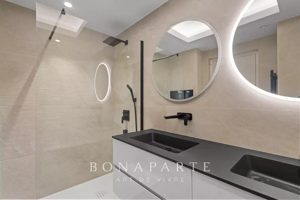 Salles de bain - Appartement Rénové avec Vue Panoramique à Cannes