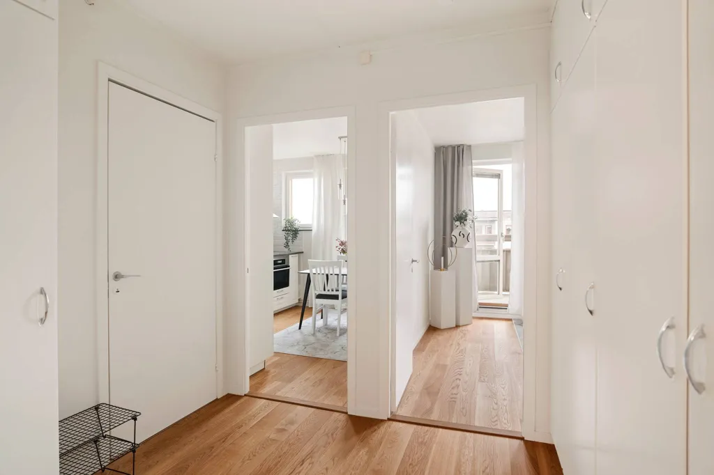 Esik - Renovated 1.5-Bedroom Flat with Balcony in Orminge