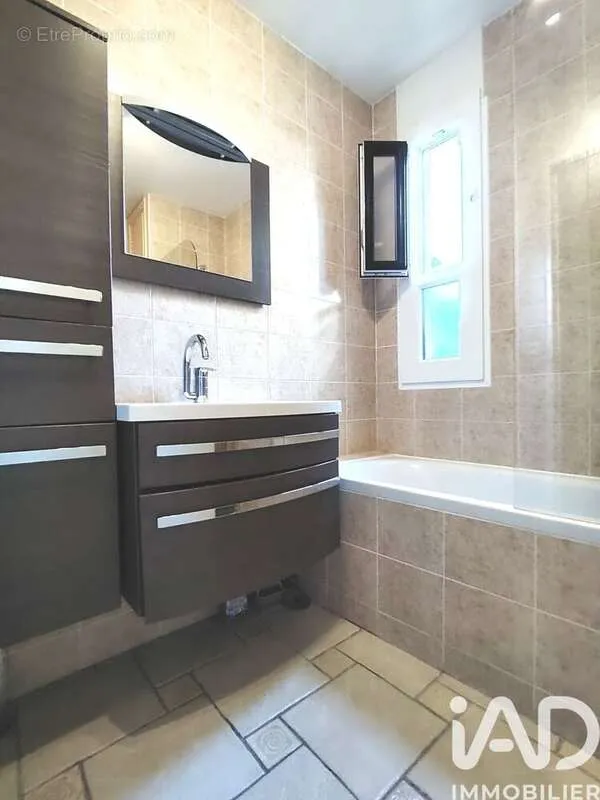 Vannitoad - 3-Bed Apartment with Parking in Les Ulis
