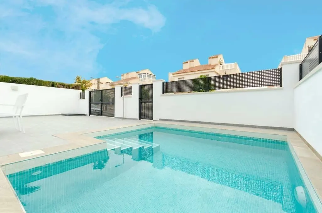 Piscine - Contemporary Villa with Pool in Torrevieja