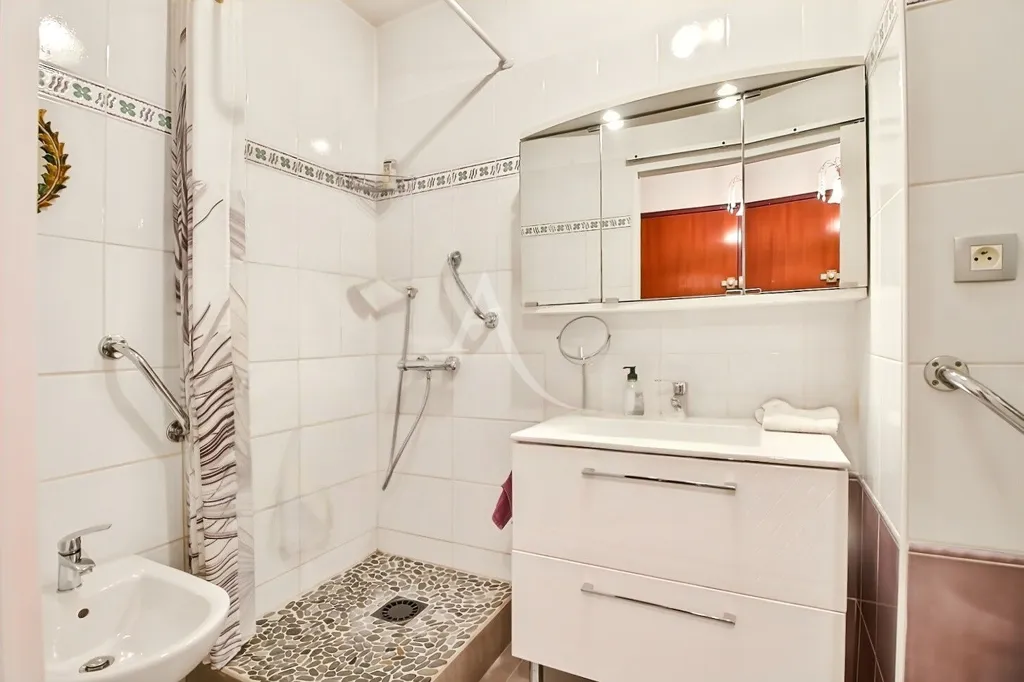 Salles de bain - Appartement Rénové avec Balcon à Le Pradet