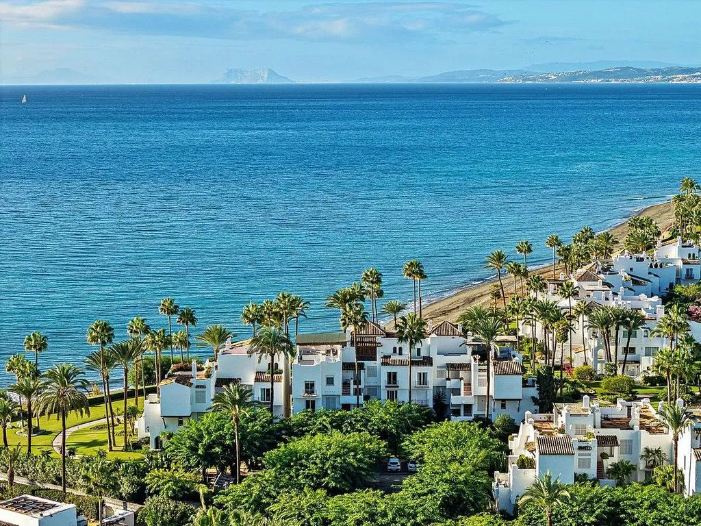 Penthouse with Pool in Estepona