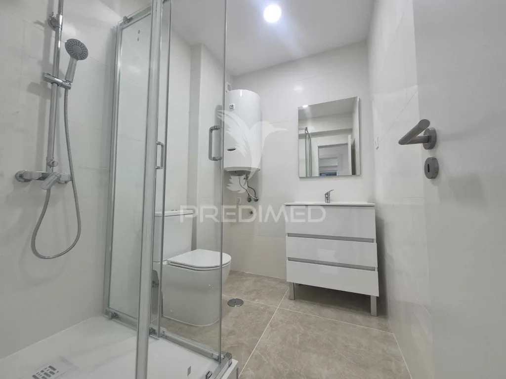 Salles de bain - Remodelled T2 with Suite in Cova da Piedade