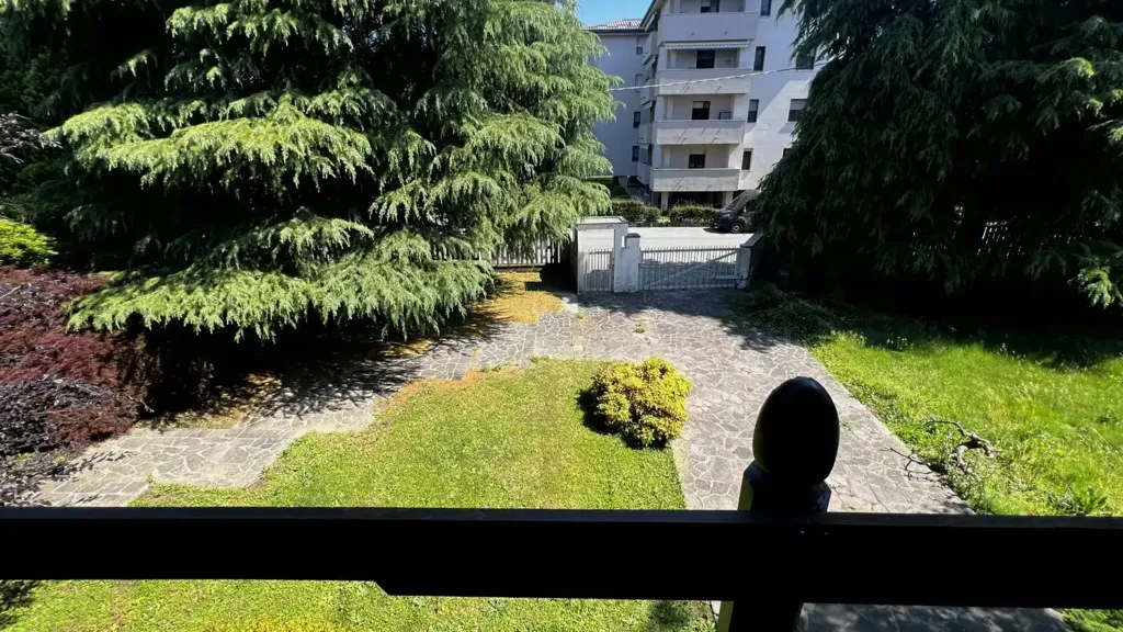 Aed - Villa with Edificabile Potential in Bernareggio