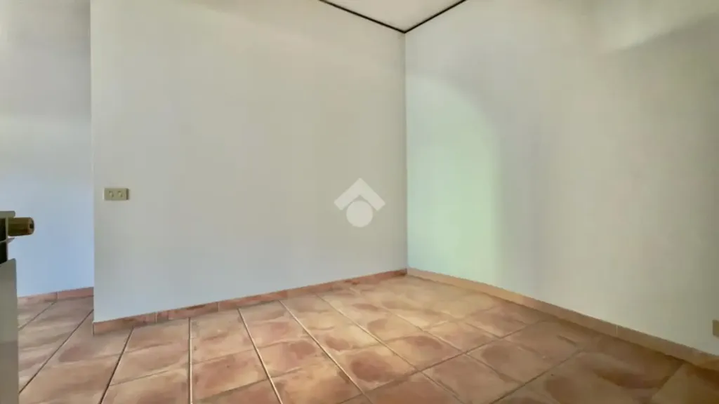Toad - Bright Studio with Potential for Conversion in Castelnuovo di Porto