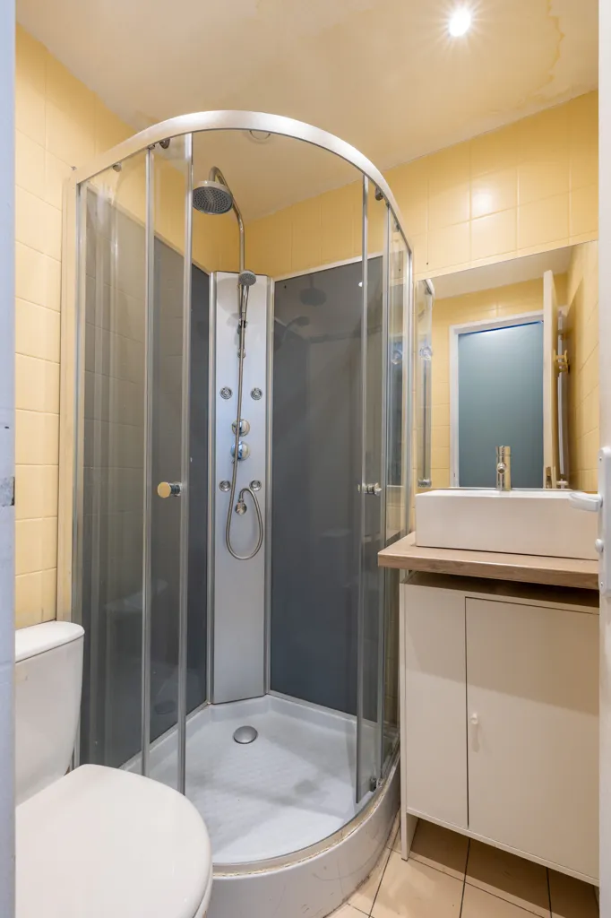 Badezimmer - Bright Studio with South-East View in Puteaux