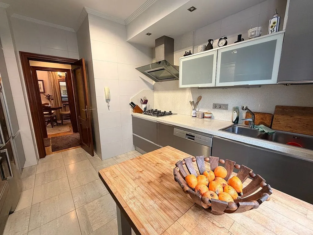 Cucina - Spacious Apartment with Dual Entrances in Mieres