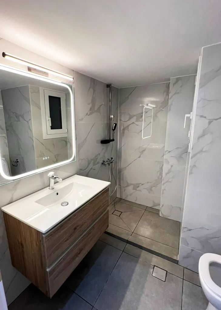 Salles de bain - Renovated Flat with City View in Neo Faliro