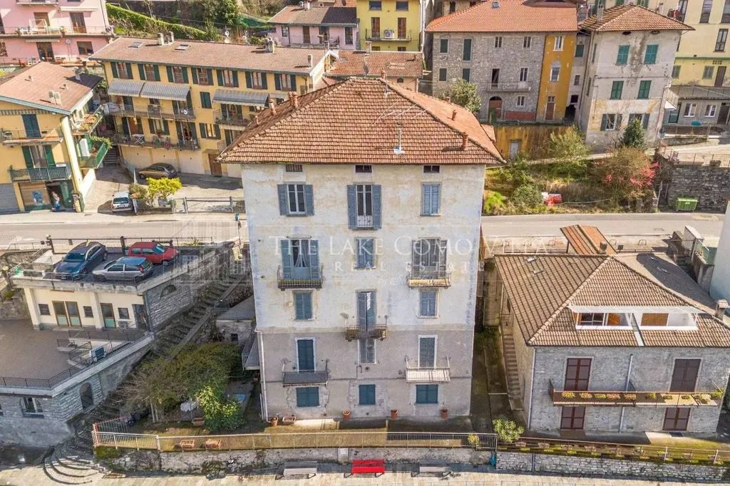 Vue aérienne - Lakefront Building for Renovation in Lezzeno