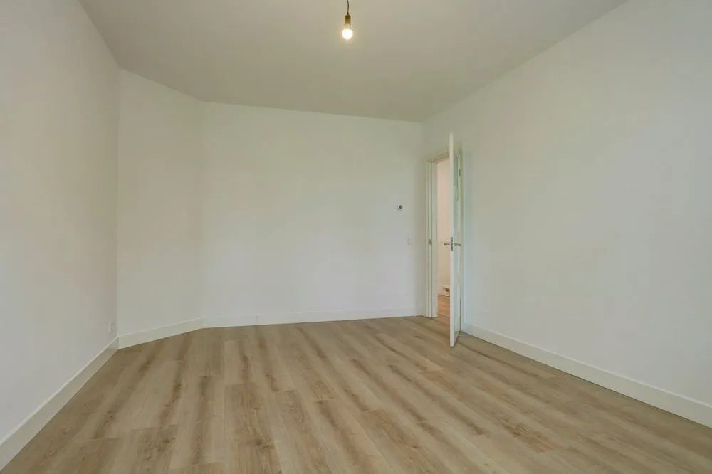 Pièces - 3-Bedroom Apartment with Balcony in Amsterdam