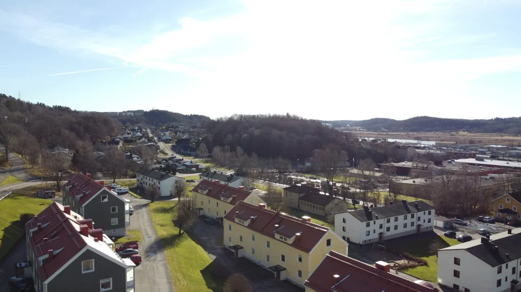Vue aérienne - Spacious 2-Room Flat with Balcony in Sunny Location