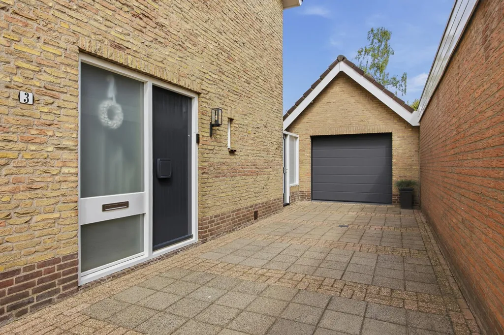 Extérieur - Two-Storey House with Garden in Made