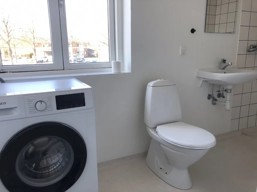 Vannitoad - Three-Room Apartment with Balcony in Ringe