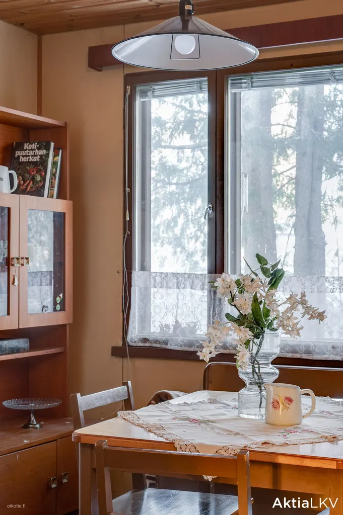Salle à manger - Single-Storey House with Sauna in Quiet Setting
