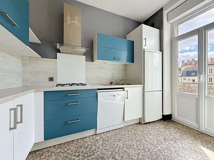Kitchen - 3-Bedroom Apartment with Balcony in Nancy