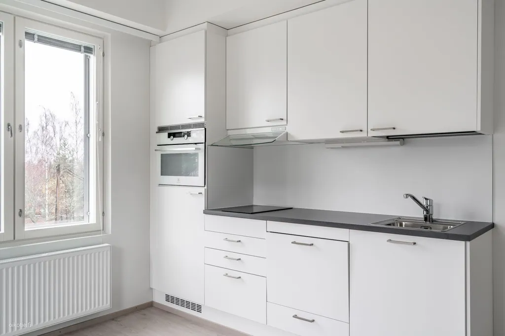 Köök - Modern Flat with Balcony in Espoo Nöykkiö