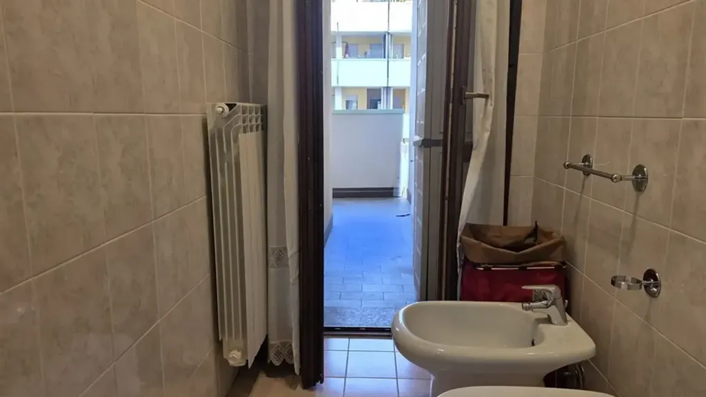 Salles de bain - Modern Apartment with Panoramic Balcony in Milan