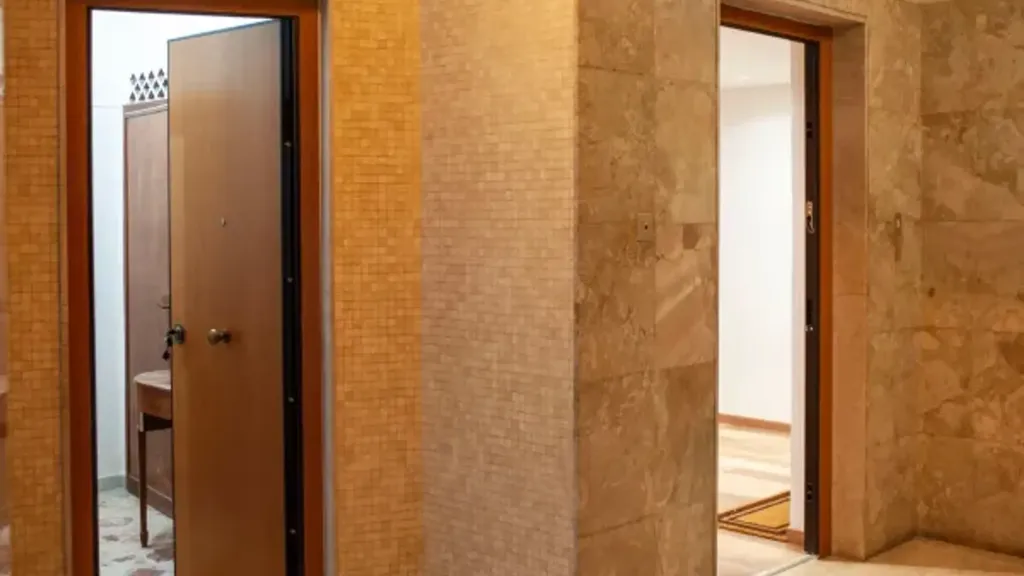 Bathrooms - Modernised Apartment with Balcony in Messina