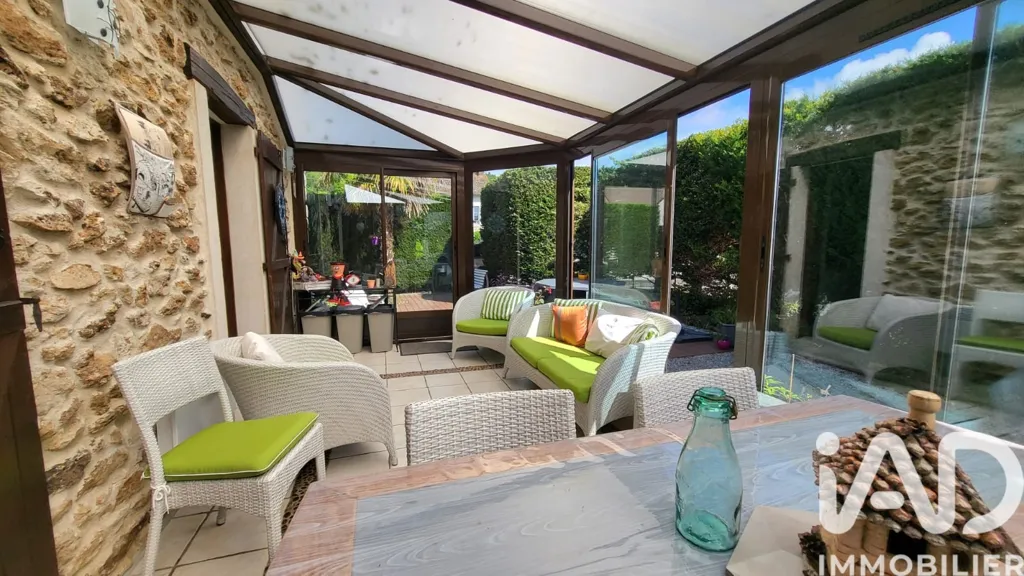 Terrazza - Rustic Stone Villa with Terrace in Liverdy-en-Brie