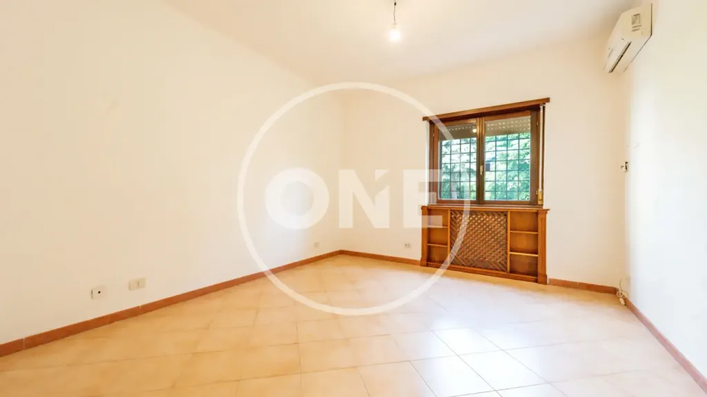 Pièces - Three-Bedroom Apartment with Balcony in Rome