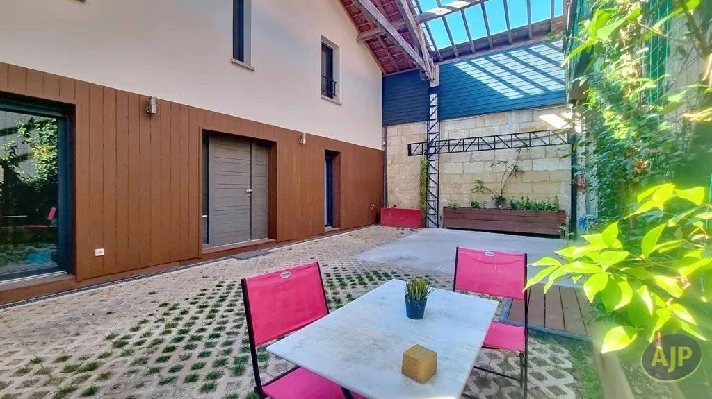 Jardin - Loft avec Piscine et Garage au Cœur de la Ville