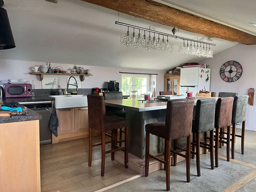 Cuisine - Duplex avec Jardin et Poutres Apparentes à Lissieu