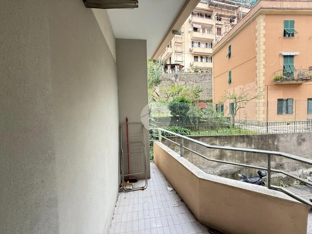 Rõdu - Spacious Flat with Balcony in Genoa