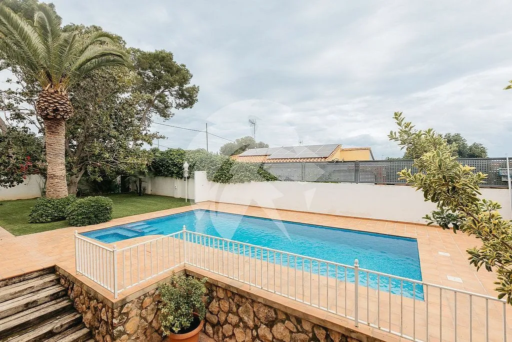 Bassein - Chalet with Pool and Terrace in Montepilar
