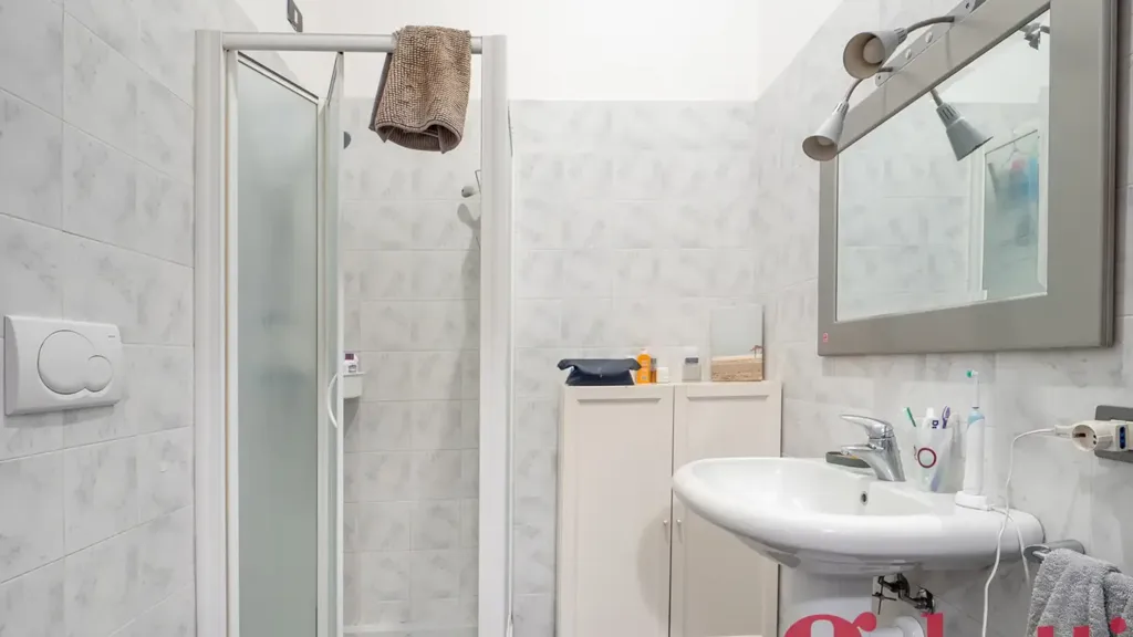 Salles de bain - Retrofitted Flat with Balcony in Città Studi, Milan