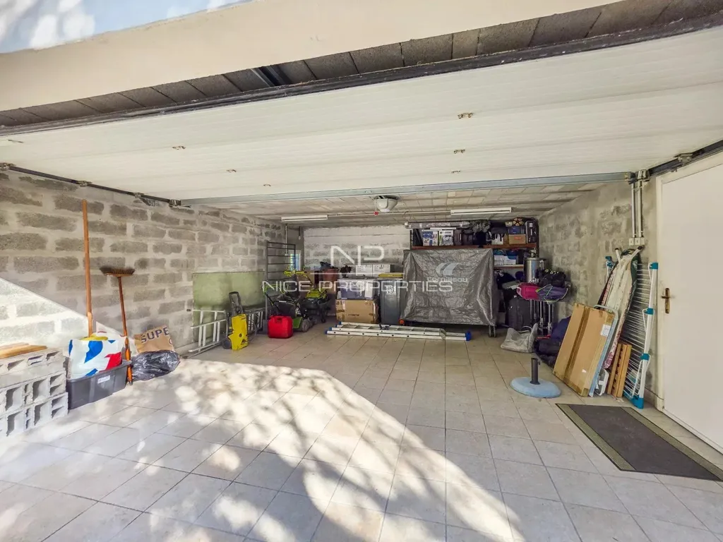 Garage - Villa avec Vue Montagne et Piscine à Giraud