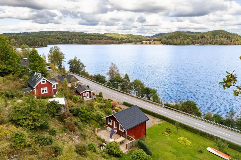 Vue aérienne - Lakefront Plot with Three Houses in Hällingsjö