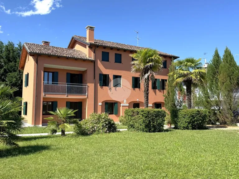 Duplex Apartment with Garden in Preganziol