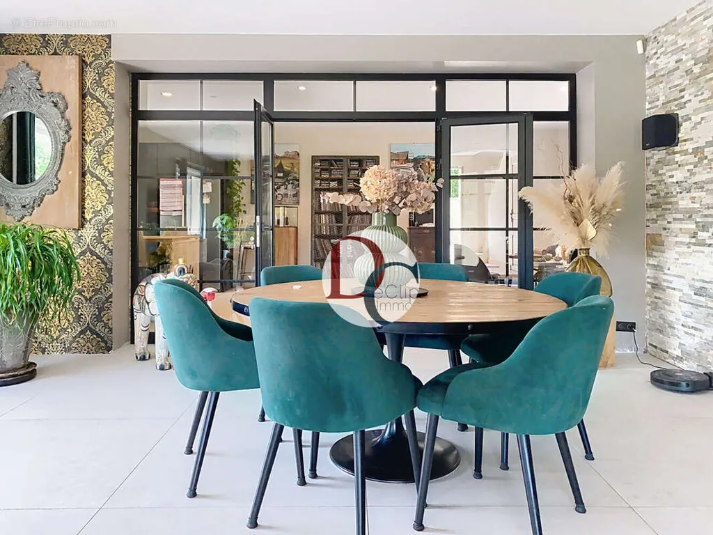 Salle à manger - Maison Contemporaine avec Piscine à Senlis