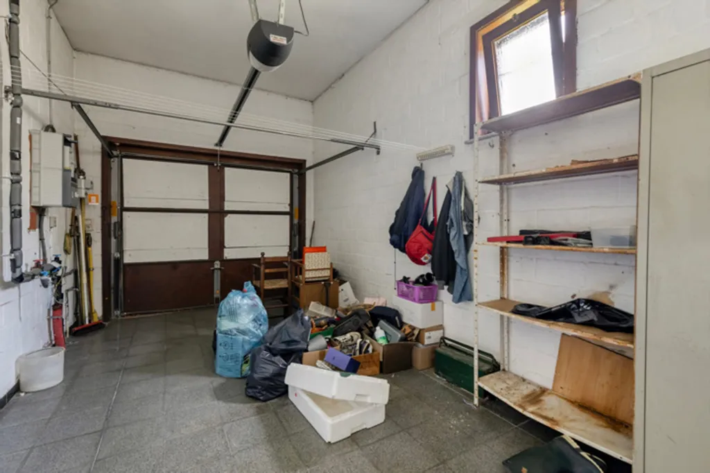 Garage - Villa de Plain-Pied avec Terrasse à Beersel