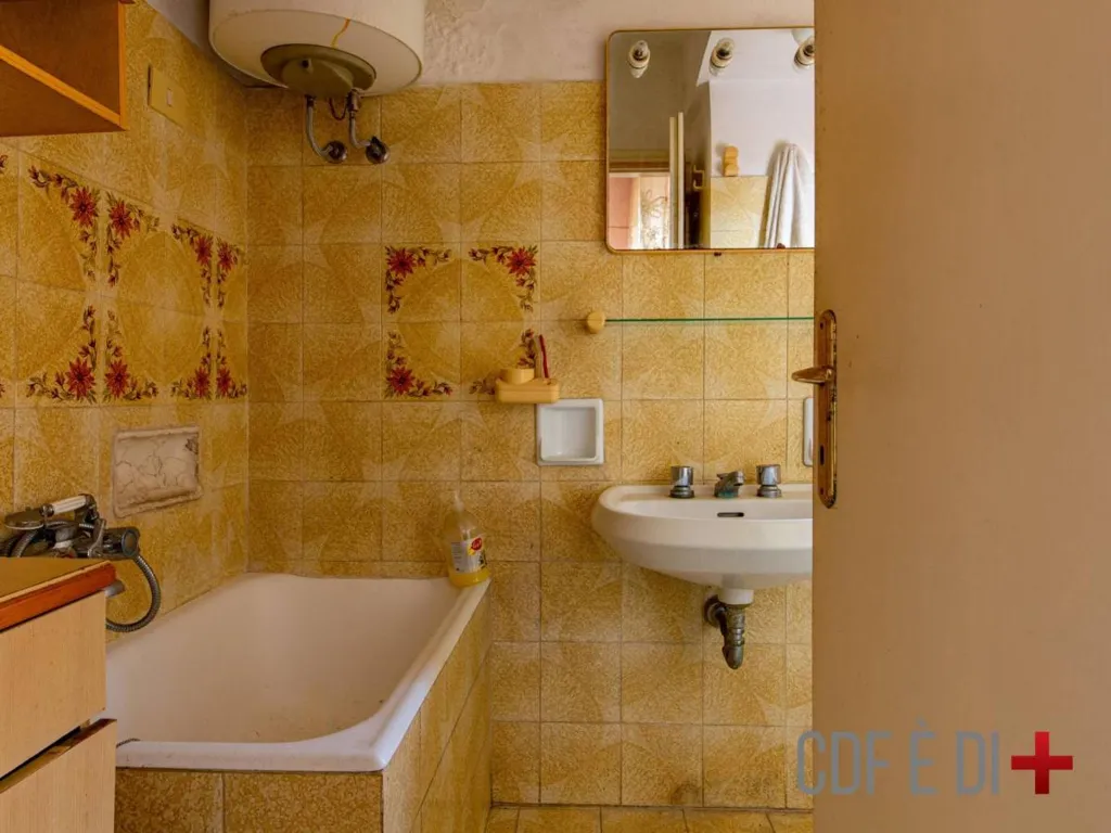 Salles de bain - Characterful Apartment with Balcony in Monte Santa Maria