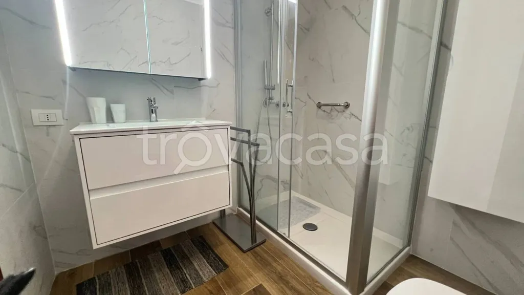 Salles de bain - Ground Floor Apartment with Private Garden in Loano