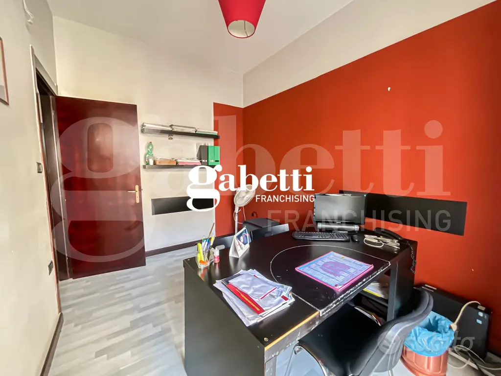 Bureau - Income-Generating Apartment in Central Pompeii