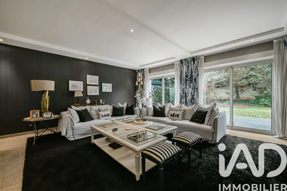 8-toaline maja asukohas Clamart