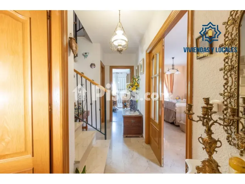 Esik - Twin-Storey House with Pool in Híjar