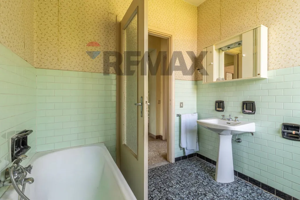 Bathrooms - Villa with Garden near Municipio