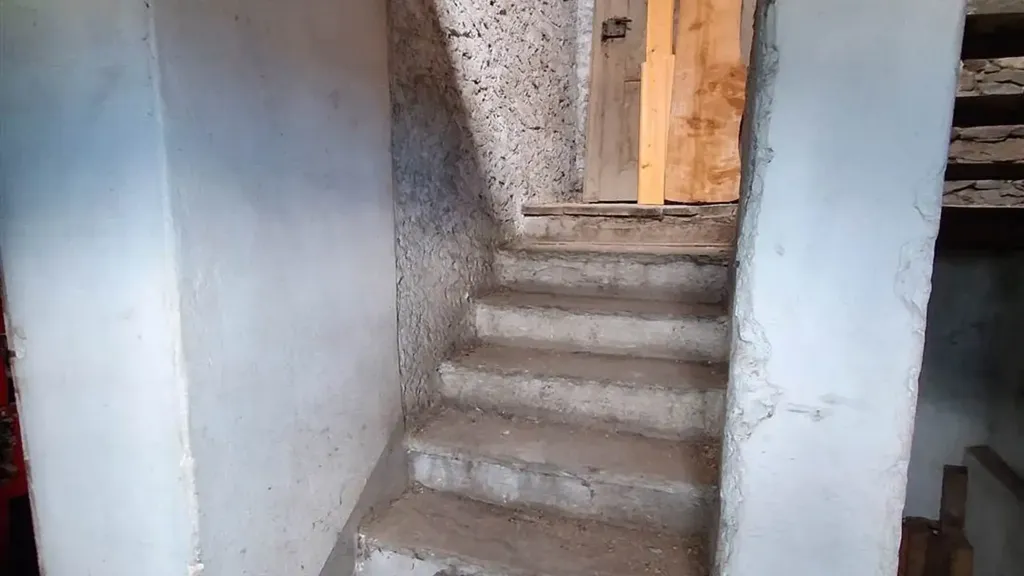 Toad - Quadrilocale to Renovate in Samolaco