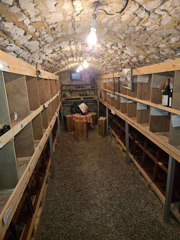 Pièces - Maison Ancienne Rénovée avec Terrasse dans l'Yonne